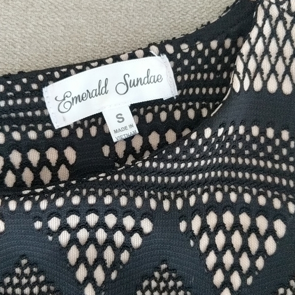 Sleeveless Lace Dress - Picture 2 of 9